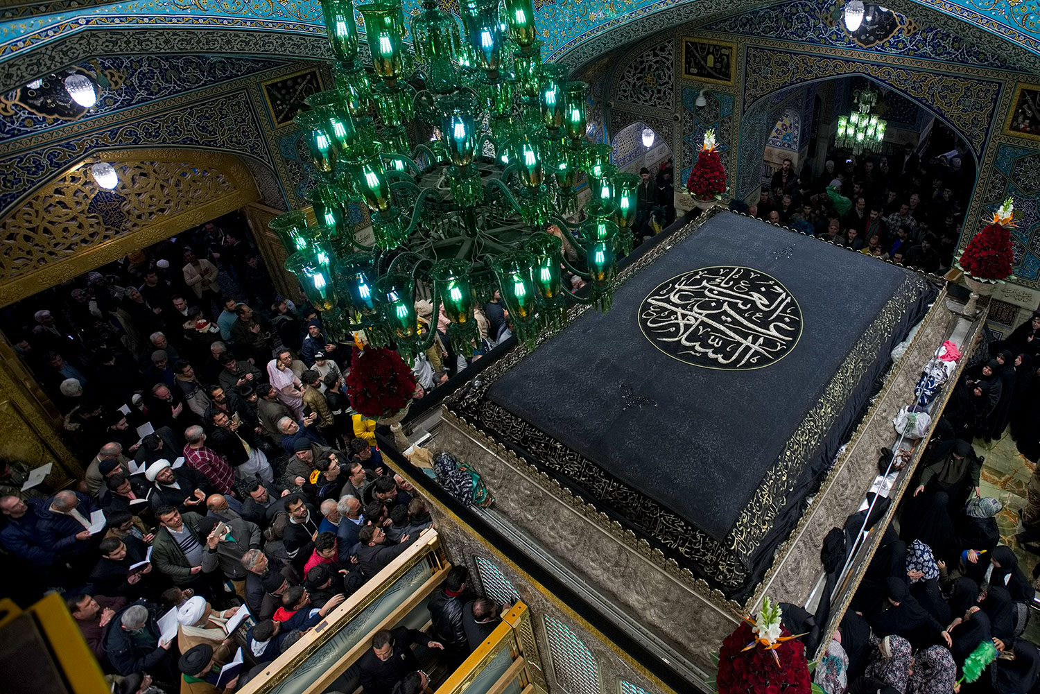 عکس با کیفیت : تعویض پوش ضریح حرم رضوی در عزای رحلت حضرت زینب سلام الله علیها