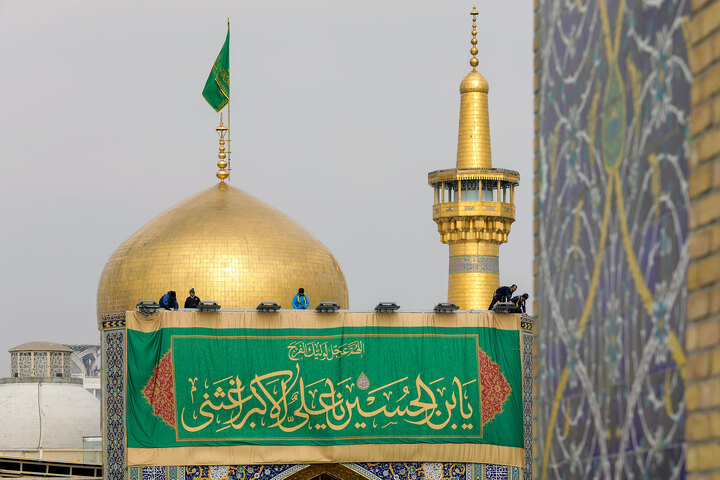 عکس با کیفیت : نصب کتیبه ولادت حضرت علی اکبر علیه السلام در حرم مطهر رضوی