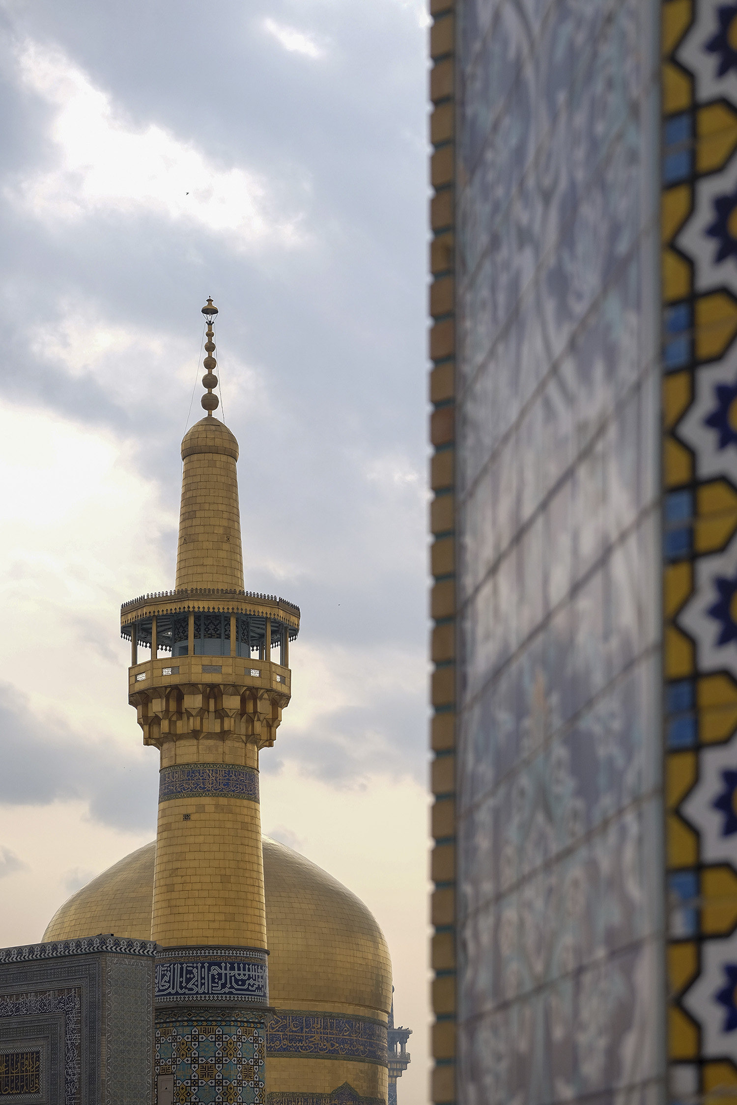 عکس با کیفیت : گنبد و گلدسته حرم مطهر رضوی