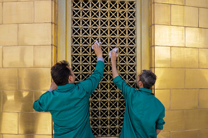 عکس با کیفیت : شستشوی گنبد حرم مطهر رضوی