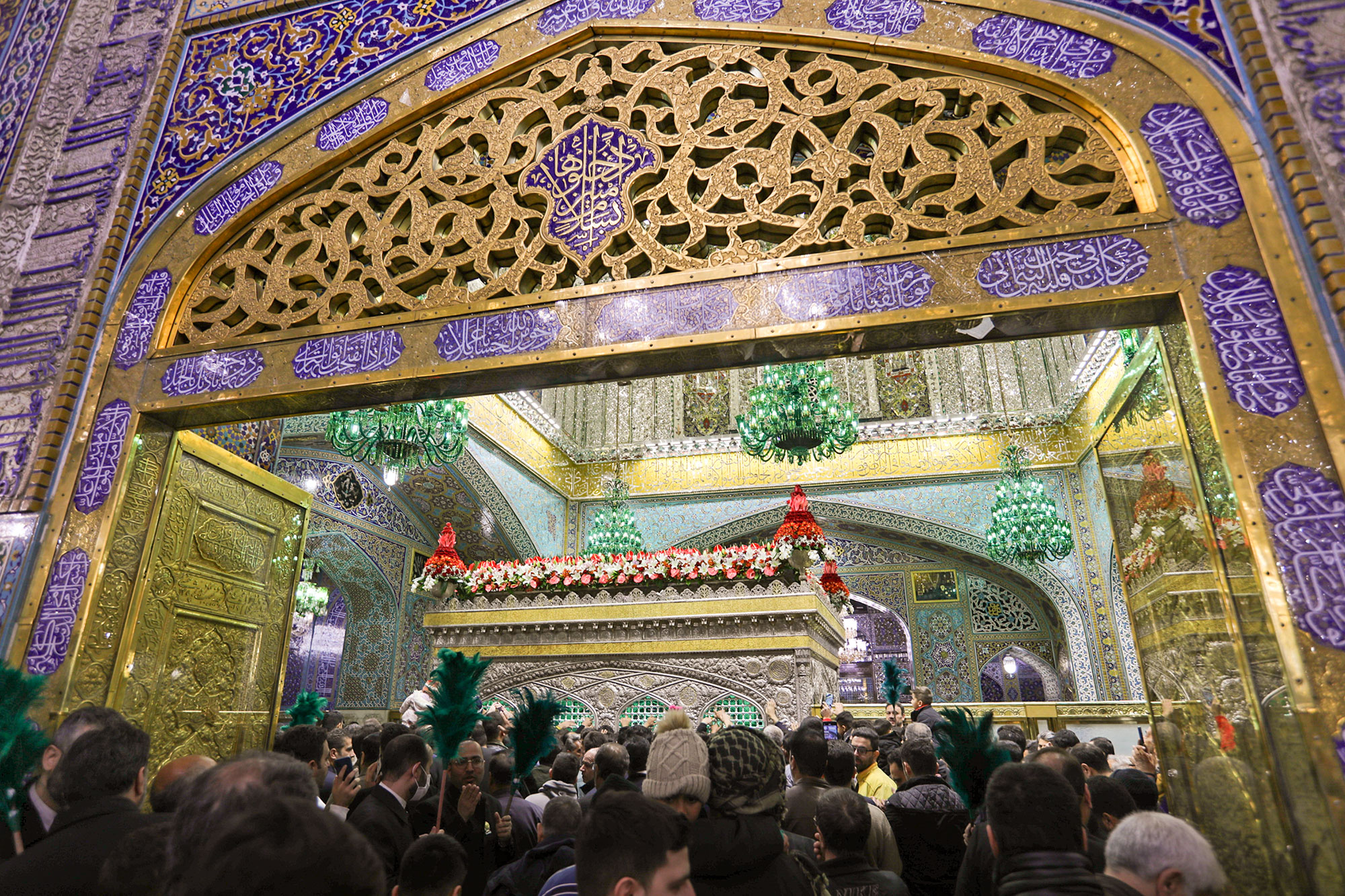 گل‌آرایی حرم مطهر رضوی در آستانه نیمه شعبان