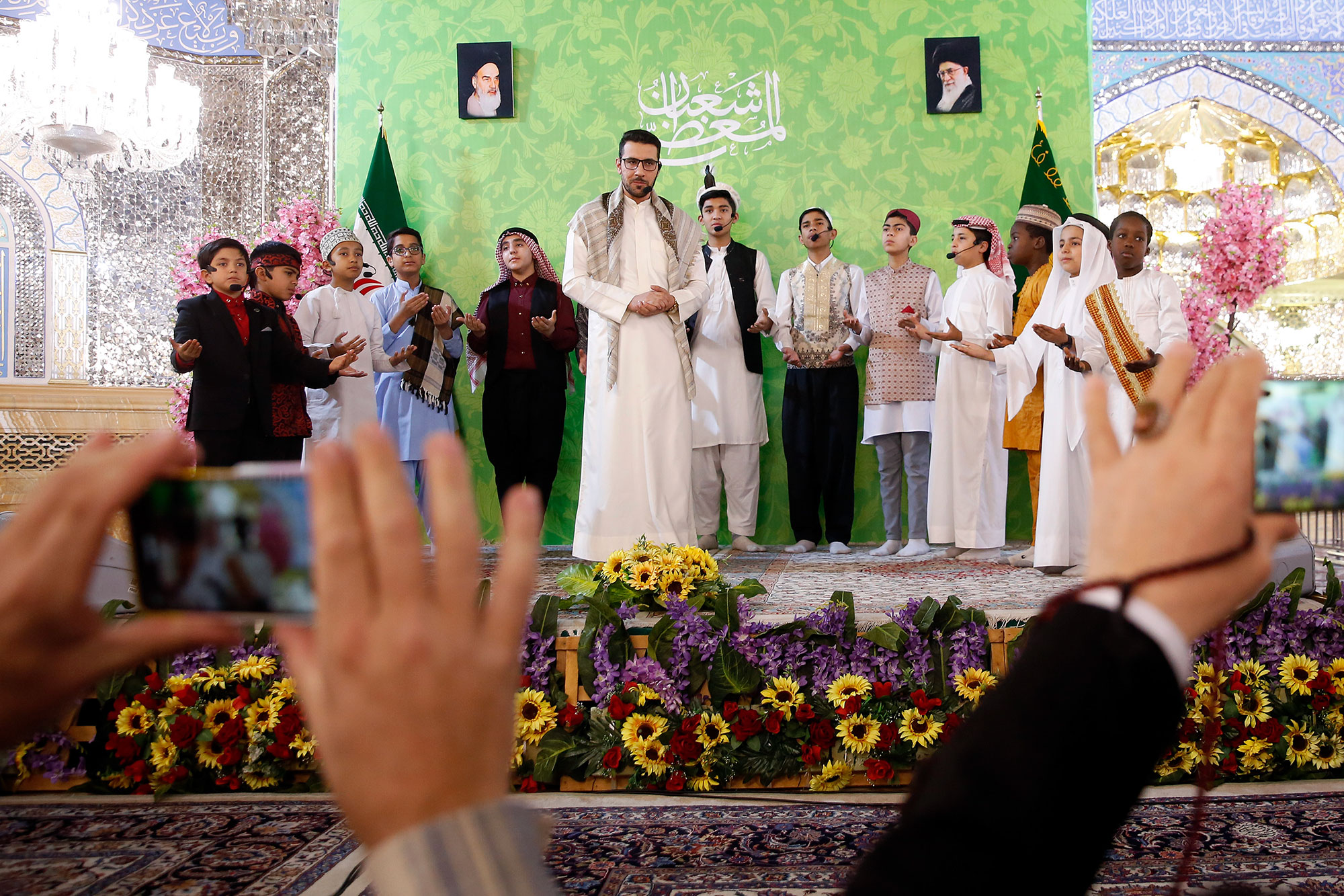 جشن شب نیمه شعبان ویژه زائران غیر ایرانی در حرم مطهر رضوی