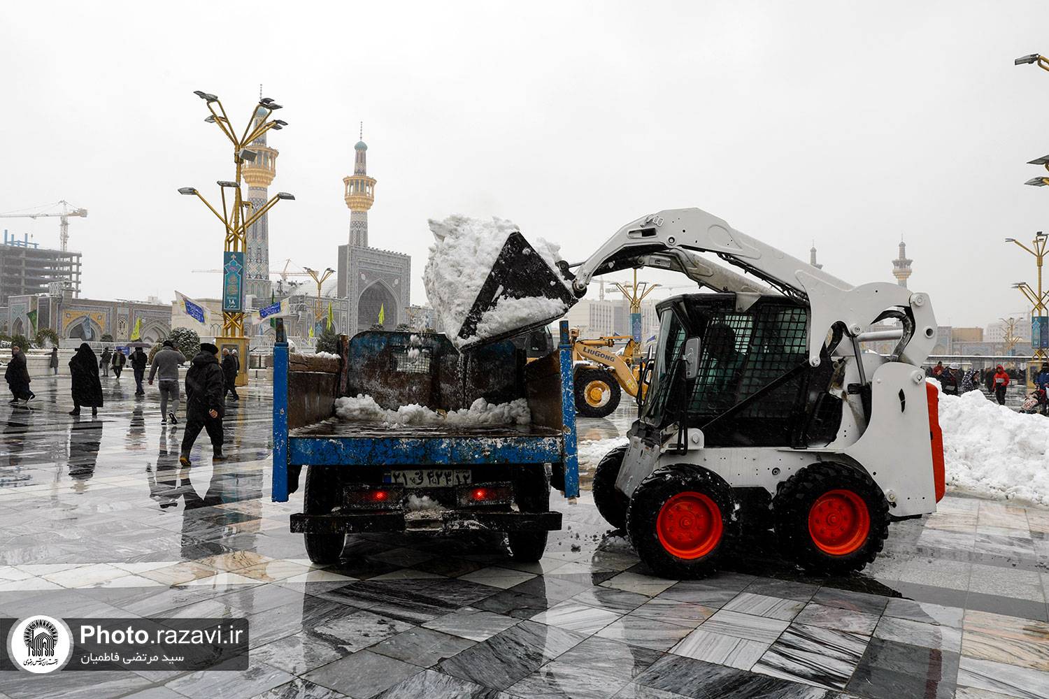 آماده‌باش کامل خادمان حرم مطهر رضوی برای خدمت‌رسانی به زائران در روز برفی مشهد