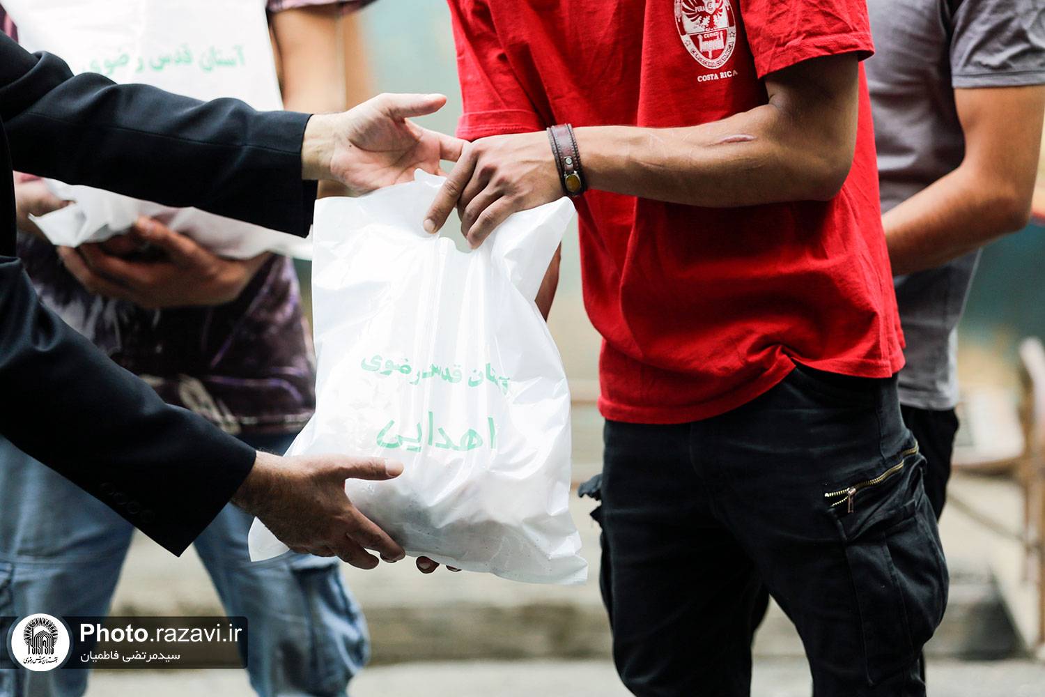 با هدف پاسداشت مقام کارگر، بنیاد کرامت رضوی دو هزار کیلوگرم گوشت قرمز گرم را بین کارگران روزمزد توزیع کرد.