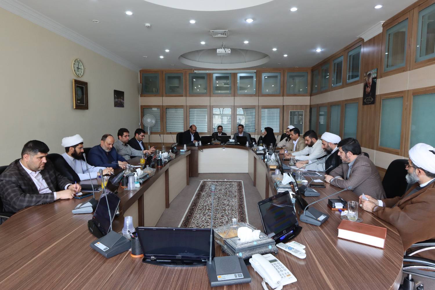 نشست هماهنگی و هم‌افزایی هر چه بیشتر برگزاری برنامه‌های دهه کرامت توسط سازمان علمی و فرهنگی آستان قدس رضوی برگزار شد.