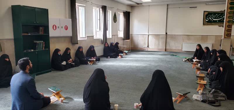 فرمانده بسيج كاركنان دانشگاه بين‌المللي امام رضا(ع) يكي از رسالت هاي بسيج را احياي امر به معروف و نهي از منكر در محيط هاي اداري عنوان كرد.