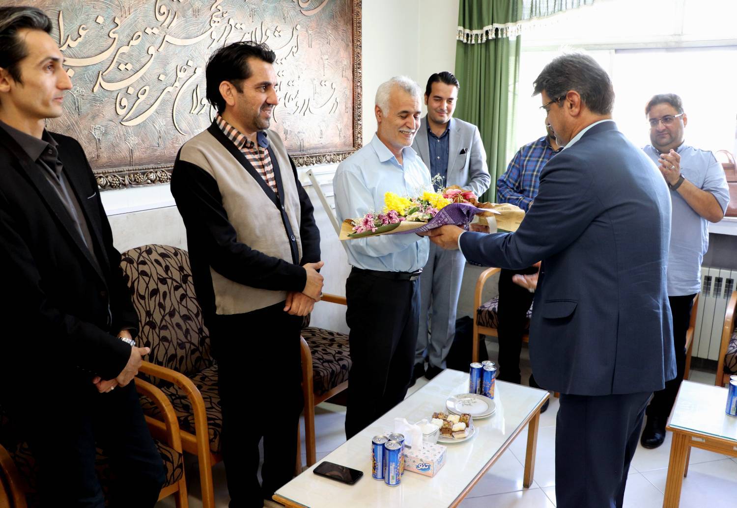 همزمان با 12 اردیبهشت‌ماه، سالروز گرامیداشت مقام معلم، مدیر عامل بنیاد فرهنگی رضوی و جمعی از معاونین و نماینده هیئت مدیره بنیاد با حضور در چند واحد مدارس امام رضا(ع) و عرض تبریک، از خدمات معلمان و کادر مدارس با تقدیم شاخه‌های گل تقدیر و تجلیل به عمل آوردند.  