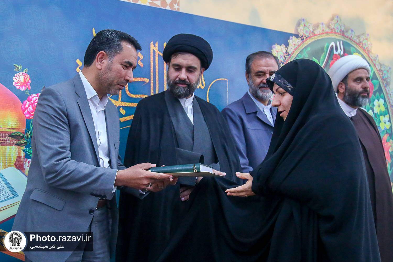 دوستی، هدایت، نظم، علم، عشق، اعتماد، آرامش و ایمان، همه اینها را می توان در وجود معلم یافت و روز معلم فرصتی ست برای تقدیر از فرزانگانی که گوهر دانایی خود را بی دریغ در پیمانه جان دانش آموزان می ریزد و به آنها درس عشق و آزادگی می آموزند. آری دوازدهم اردیبهشت روز تجلیل مقام والای معلم است.