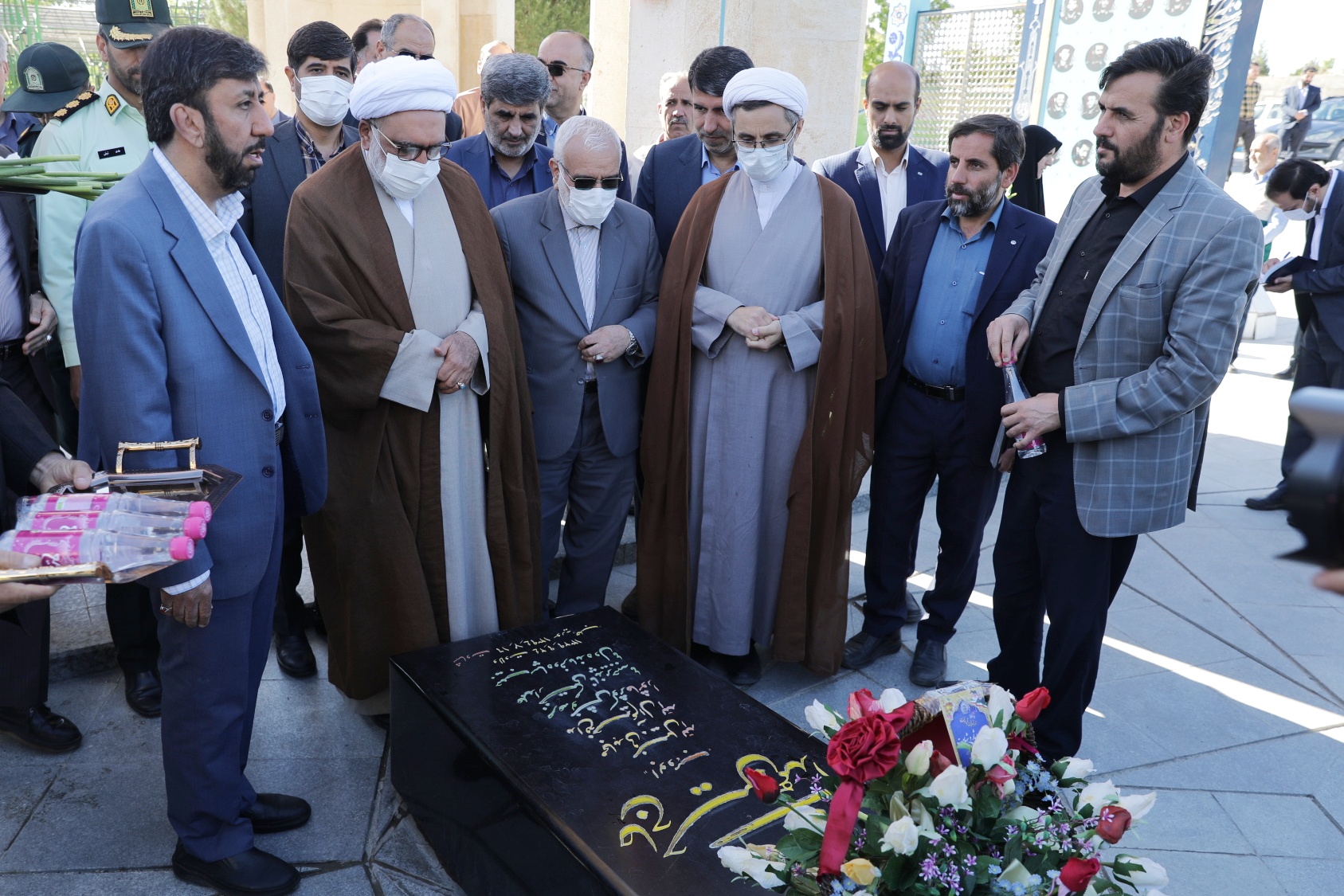 تولیت آستان قدس رضوی با حضور در گلزار شهدای شهرستان همدان به مقام شهیدان گرانقدر این شهرستان ادای احترام کرد.