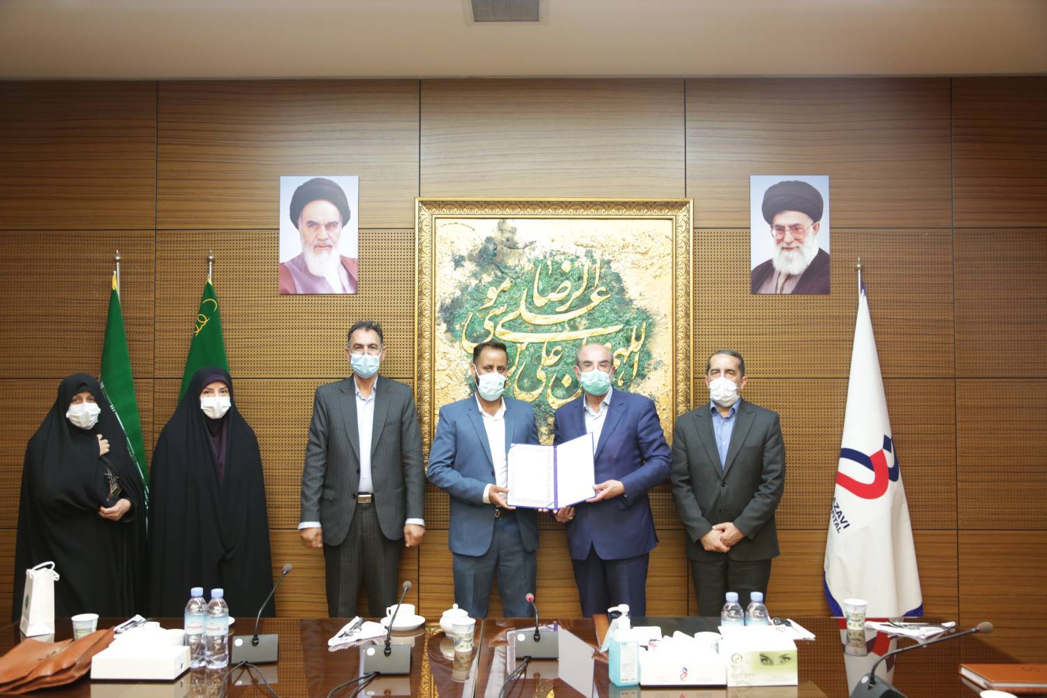 همزمان با هفته سلامت، بیمارستان فوق تخصصی رضوی با برگزاری مراسمی از بهورزان تلاشگر در خط اول ارائه خدمات بهداشتی به مردم مناطق روستایی تحت پوشش مرکز بهداشت شماره یک مشهد تقدیر کرد. 