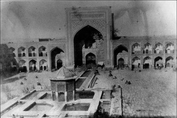 حاج داوود می‌دانست برای از خاطر نبردن، باید بنویسد. آن هم در روزگاری که داشتن دوربین عکاسی آنقدر رایج نبوده تا او بتواند از هر ‌آنچه برایش خوشایند و زیباست، عکسی به یادگار بردارد. برای همین هم با جزئیات و دقت فراوان نوشت تا بخشی از تاریخ شفاهی در حرم مطهر سال 1305 خورشیدی و روایت‌هایی که نُقل دهان مردم کوچه و بازار است را ثبت کند. 