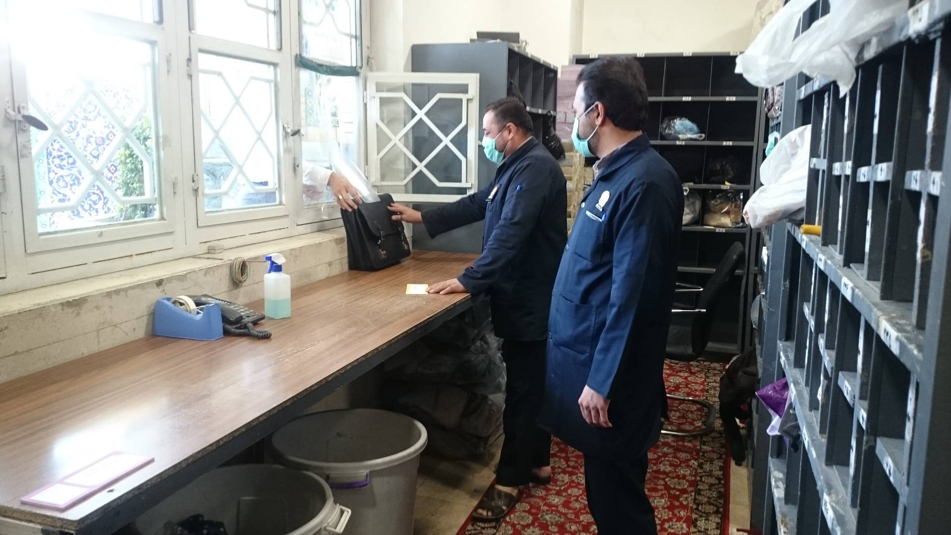 وقتی تار و پود وجودت با خدمت خالصانه به زائران آقا علی بن موسی الرضا(ع) پیوند خورده باشد، تمام توان و تلاشت را می‌کنی، حتی گاهی فراتر از وظیفه کاری‌ات، تا دلدادگان آستان جانان با آرامش‌خاطر به زیارت حرم مطهر رضوی مشرف شده و با خاطره‌ای خوش به شهر و دیارشان باز گردند. بی‌شک این جملات، وصف حال دل بسیاری از خادمان آستان قدس رضوی از جمله نیروهای متعهد و امانتدار دفاتر شبانه‌روزی اداره امانات و…