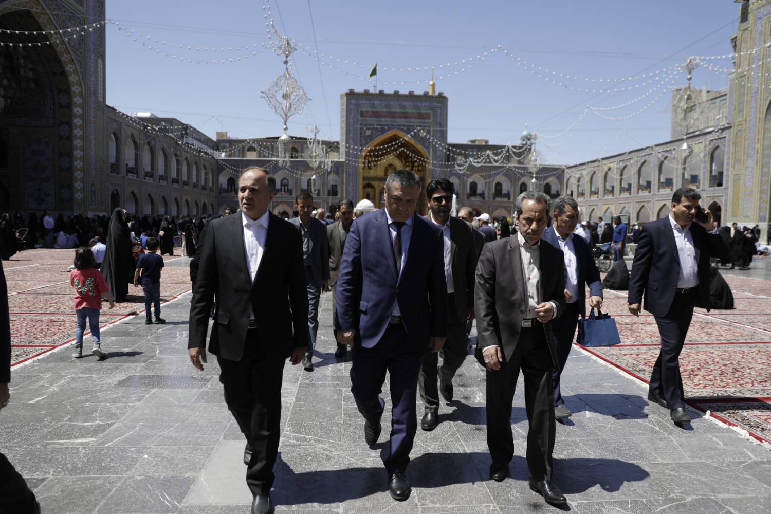 رئیس مجلس قانون‌گذاری ازبکستان ضمن تشرف به حرم مطهر امام رضا(ع) و زیارت مضجع منور رضوی، از گنجینه قرآن و نفایس آستان قدس بازدید کرد.