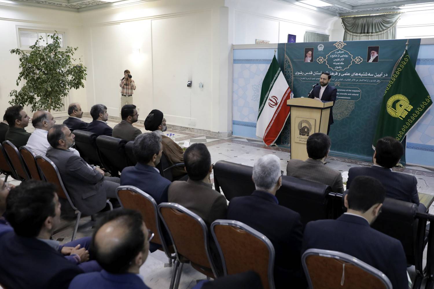 قائم مقام تولیت آستان قدس رضوی با اشاره به رویکرد ویژه این آستان برای تقویت نقش مردم در فعالیت‌های فرهنگی و اجتماعی اظهار کرد: سازمان کتابخانه‌ها، موزه‌ها و مرکز اسناد آستان قدس رضوی، یکی از بسترهای تقویت تعاملات مردمی است و این سازمان با توجه به ظرفیت‌های زیرساختی و تخصصی خود می‌تواند از یک سو فضایی مطمئن برای نگهداری اسناد تاریخی مردم باشد و از سوی دیگر با معرفی تاریخ و تمدن ایرانی اسلامی، به…