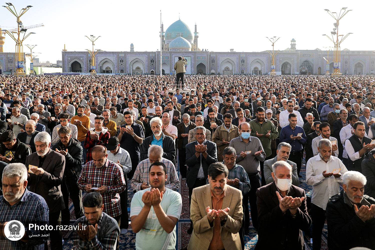 روز عید سعید فطر یکی از بزرگ ترین اعیاد اسلامی و روز عید بندگی و عبودیت فرا رسیده و در این روز فرخنده مومنان خداجوی تکبیرگویان برای اقامه نماز عید راهی صحن و سرای امام مهربانی ها شدند.