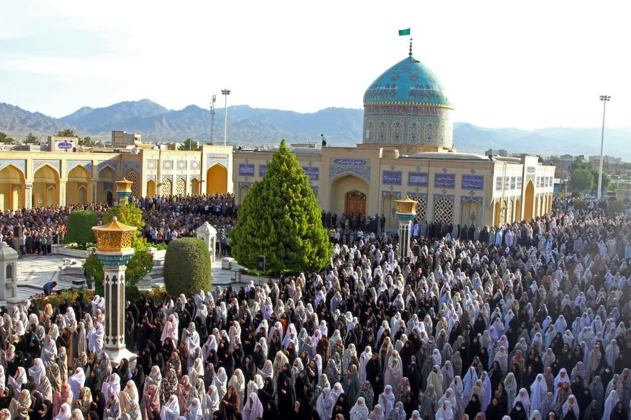 نماز عید فطر همزمان با سراسر کشور در نخستین روز از ماه شوال در آرامگاه شهید مدرس (ره) با حضور پرشور مردم متدین و خداجوی کاشمر برگزار شد.