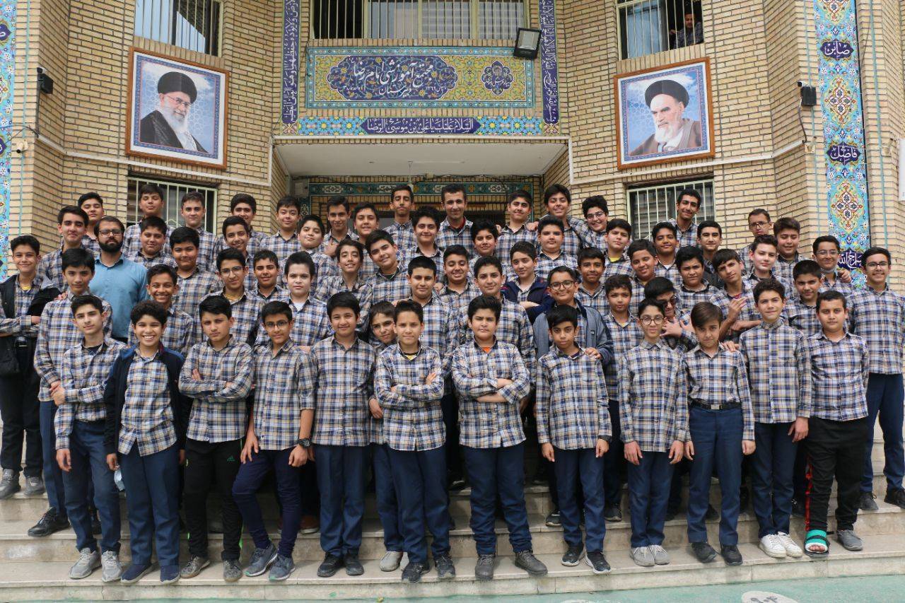 طرح آموزشی «باشگاه 100» از چهار سال پیش در متوسطه دوره اول پسرانه امام رضا(ع) واحد 3 در حال اجرا است. 