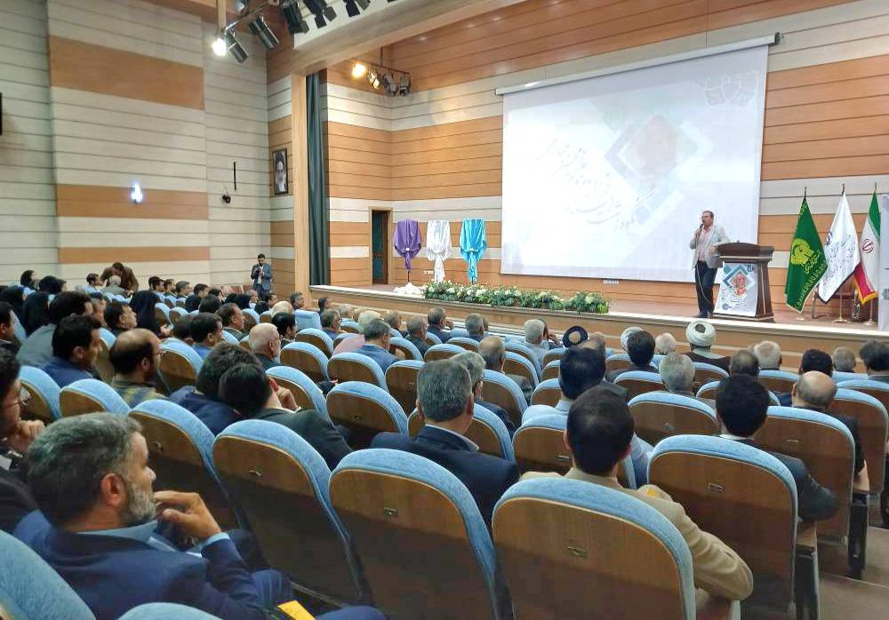 معلمی متفاوت بود. فضائل و خصائص اخلاقی‌اش بین جامعه معلمان شهرت داشت. در کسوت مقدس معلمی، از خیران مدرسه‌ساز و نیز خادمان بارگاه منور رضوی بود. از زبان اساتید و معلمان پیشکسوت آموزش و پرورش، ستاره‌ای ماندگار از نظام تعلیم و تربیت بود. 