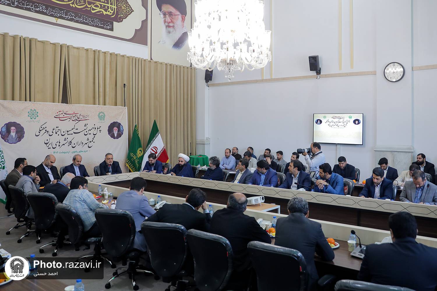 نمایندگان شهرداری‌های کلانشهرهای ایران در سفر به مشهد مقدس و زیارت حرم‌ مطهر رضوی، آمادگی خود را برای برپایی باشکوه جشن‌های دهه کرامت اعلام کردند.