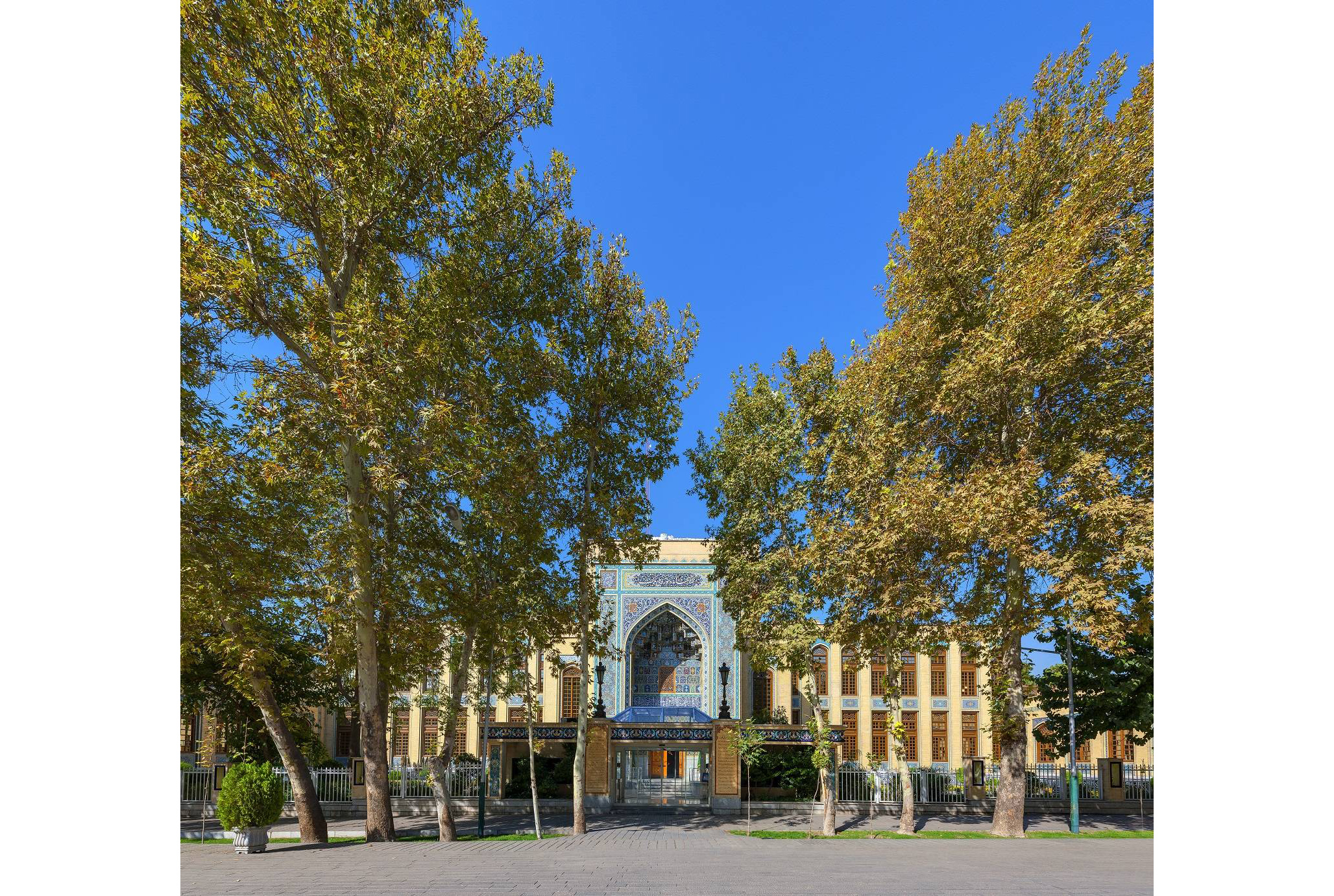 مؤسسه کتابخانه و موزه ملی ملک هم‌زمان با دهه کرامت 1402 از گردشگران در تالارهای موزه‌ای این موقوفه فرهنگی آستان قدس رضوی در تهران به رایگان میزبانی می‌کند.