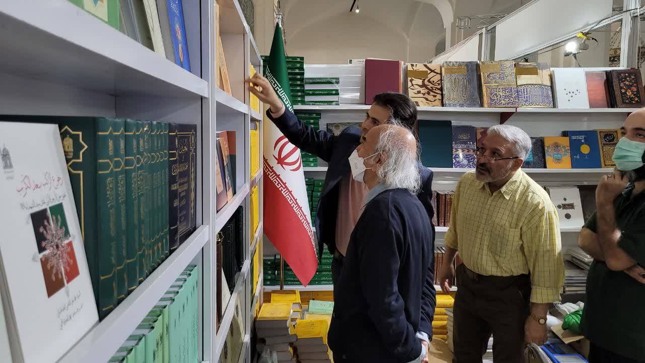 دکتر محمدرضا شفیعی کدکنی ازغرفه بنیاد پژوهش‌های اسلامی آستان قدس رضوی در سالن ناشران خارجی سی و چهارمین نمایشگاه بین‌المللی کتاب تهران بازدید و آثار این بنیاد را تمجید کرد.