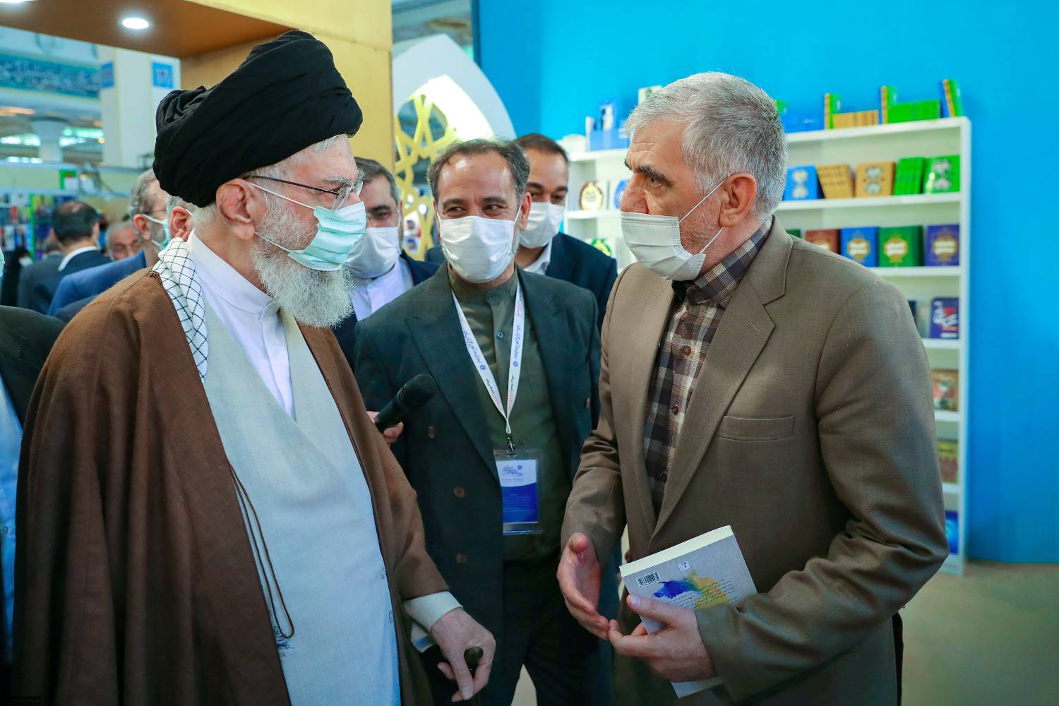 حضرت آیت‌الله خامنه‌ای رهبر معظم انقلاب اسلامی صبح امروز یکشنبه 24 اردیبهشت، از غرفه آستان قدس رضوی در سی و چهارمین دوره نمایشگاه بین‌المللی کتاب تهران بازدید کردند.