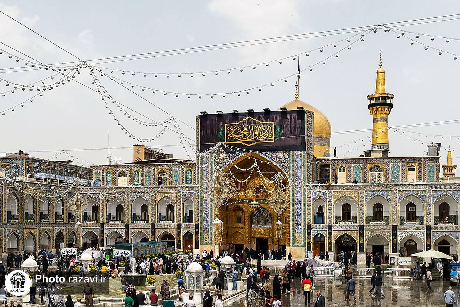 به مناسبت فرارسیدن سالروز شهادت ششمین ستاره فروزان آسمان امامت و ولایت امام جعفر صادق(ع)، حرم مطهر رضوی سیاه‌پوش شد.