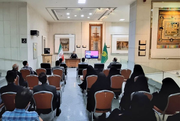 واحد مطالعات و پژوهش موزه‌های آستان قدس رضوی «نقش و نشان معنویت و هنر دینی در فرش ایرانی» را طی کارگاهی با حضور مدیرعامل شرکت فرش آستان قدس رضوی برگزار کرد. 