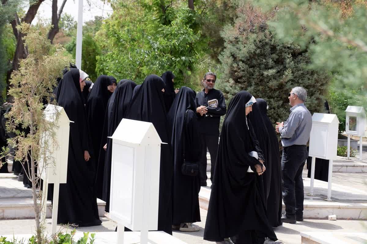 در آستانه شهادت امام جعفر صادق(ع)، جمعي از دانشجويان و بسيجيان واحد خواهران دانشگاه بين‌المللي امام رضا(ع) با حضور در گلزار شهداي بهشت رضا(ع) ضمن غبارروبي و عطرافشاني مزار شهدا با آرمان‌هاي انقلاب اسلامي تجديد عهد و پيمان كردند.