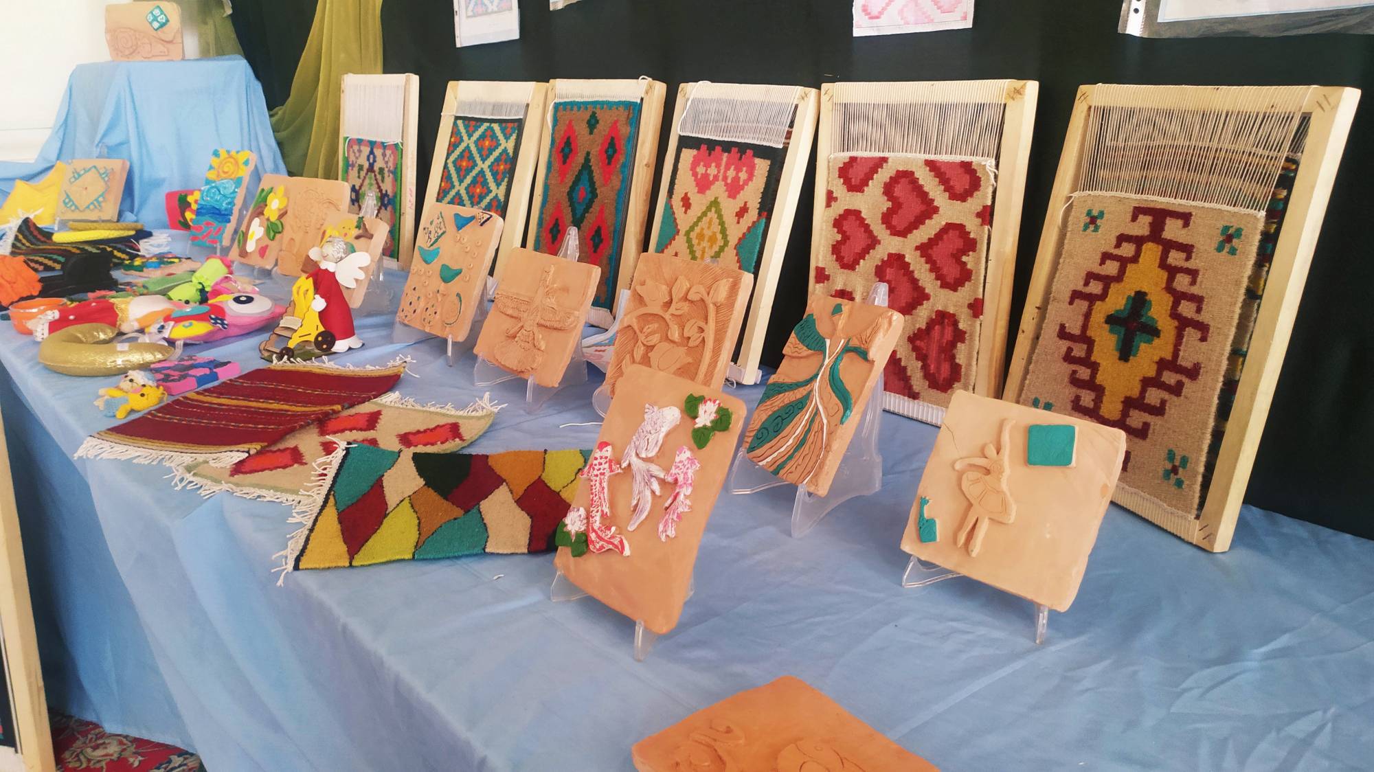 در طول یکسال تحصیلی، مهارت‌های فنی و ظرافت‌های هنرمندانه را از دل کتاب‌های هنر و کاروفن‌آوری، به صورت عملی و کاربردی به دانش آموزان می‎آموزد تا چند سال دیگر که از دانشگاه وارد بازار کار می‌شوند، دانش آموختگانی توانمند باشند و معطل پیدا شدن فرصت‌های شغلی نمانند. 