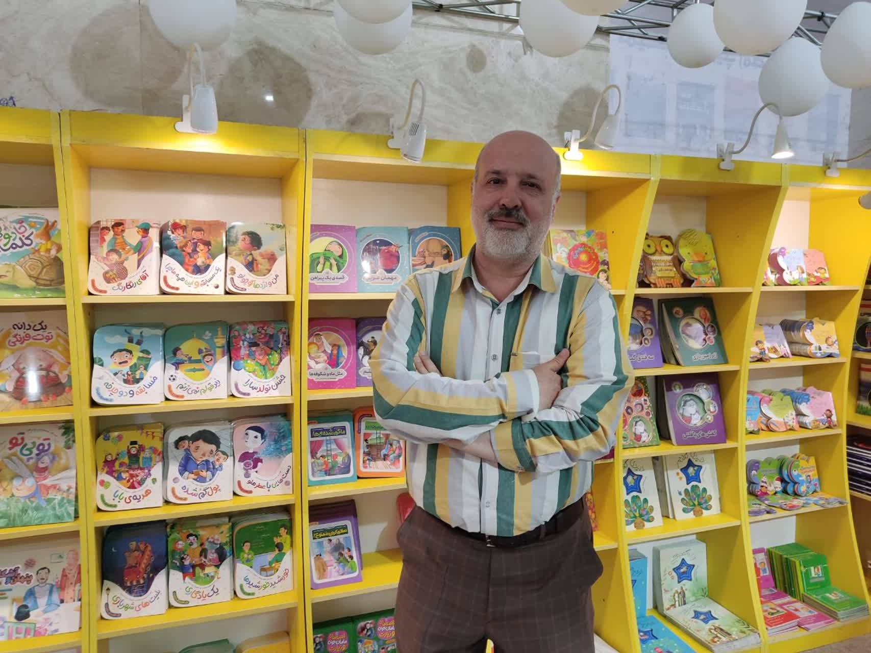 مجید ملامحمدی  نویسنده فعال و برگزیده حوزه کودک و نوجوان در بازدید از غرفه‌های کتاب سی و چهارمین نمایشگاه بین‌المللی کتاب تهران در خصوص وضعیت نویسندگی در حوزه ادبیات دینی کودک و نوجوان گفت: با توجه به حجم موضوعات موجود در مقوله ادبیات دینی از جمله؛ تاریخ غنی، سیره اهل بیت(ع)، پیام‌ها و حکایات، سبک و آداب زندگی امامان معصوم(ع) ما در حوزه نویسندگی ادبیات دینی ویژه گروه سنی کودک و نوجوان، ضعف داریم…