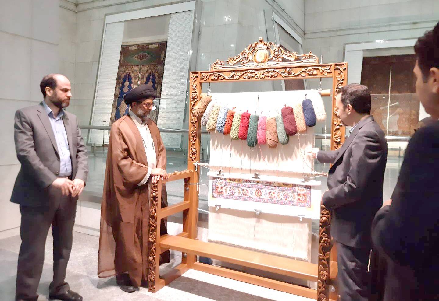 در هفته موزه و میراث فرهنگی، از دار قالی چوبی هنری موزه فرش رضوی با حضور مديران فرهنگي آستان قدس رضوی رونمایی شد. 