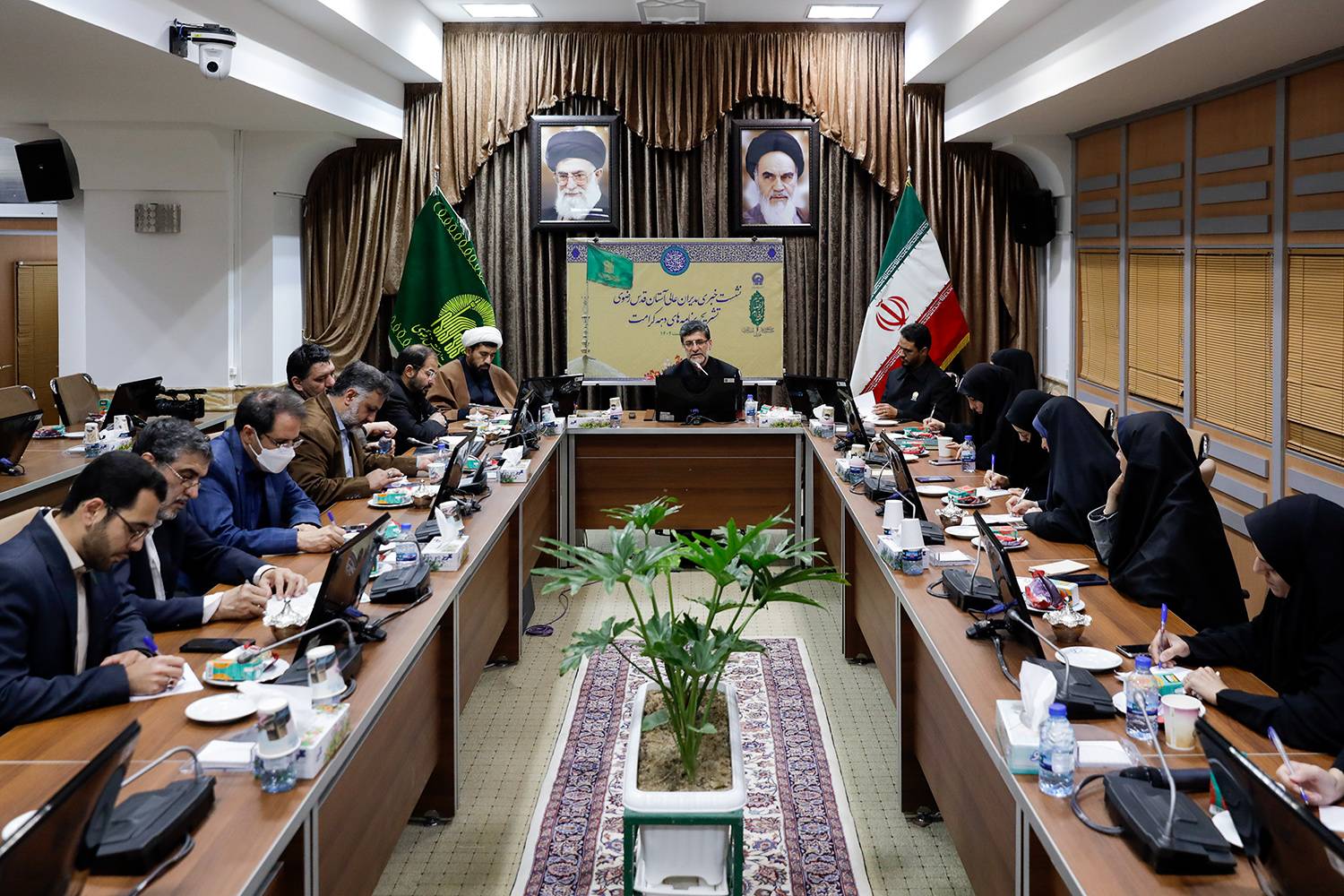 مدیر عالی حرم مطهر رضوی با اشاره به شعار دهه کرامت امسال گفت: خدمت کریمانه، همدلی و امیدآفرینی، محور فعالیت‌ها و برنامه‌های دهه کرامت است و در حرم مطهر رضوی نیز حول نام مبارک حضرت رضا(ع)، جشن‌هایی با رویکرد تقویت همدلی و نشاط اجتماعی برپا خواهیم کرد.