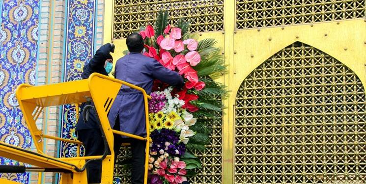  همزمان با دهه کرامت، آستان باصفای رضوی با شاخه و بوته گل‌های اهدایی ناذران و تولیدکنندگان گل و گیاه کشور گل‌آرایی می‌شود. 