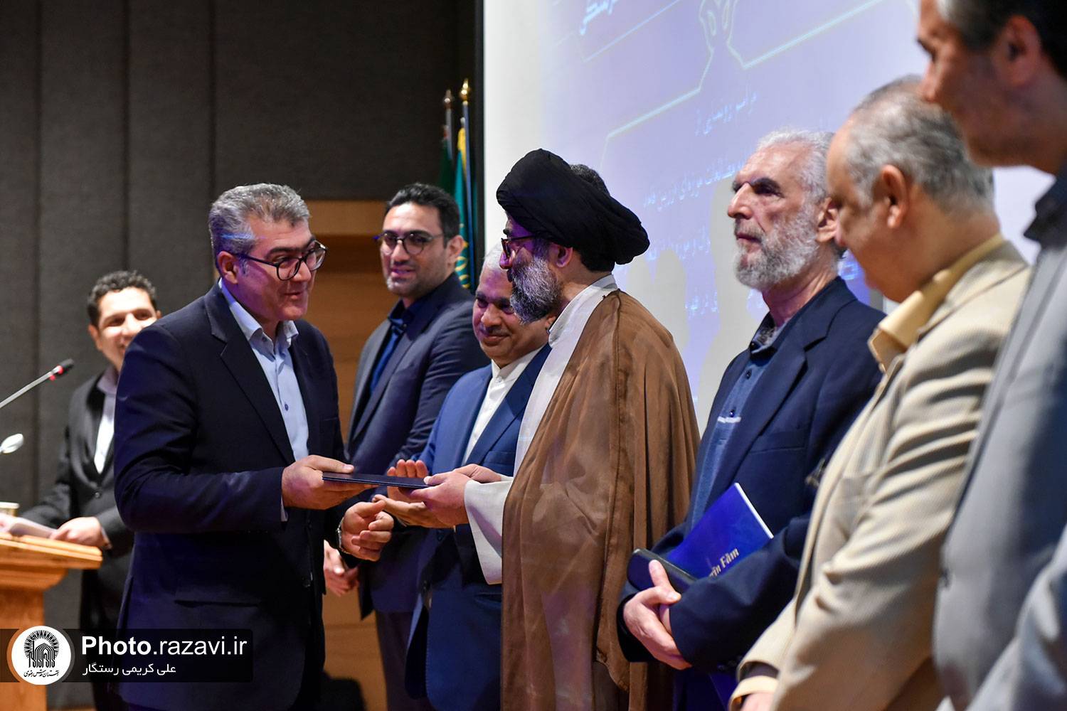 طی مراسم مشترکی که توسط سازمان کتابخانه‌ها، موزه‌ها و مرکز اسناد آستان قدس رضوی و موزه بزرگ خراسان در روز جهانی موزه و میراث فرهنگی برگزار شد، اهداء کنندگان شاخص موزه رضوی، هنرمندان، مشاوران، راهنمایان نوجوان موزه رضوی و همکاران میراث فرهنگی مورد تقدیر قرار گرفتند.