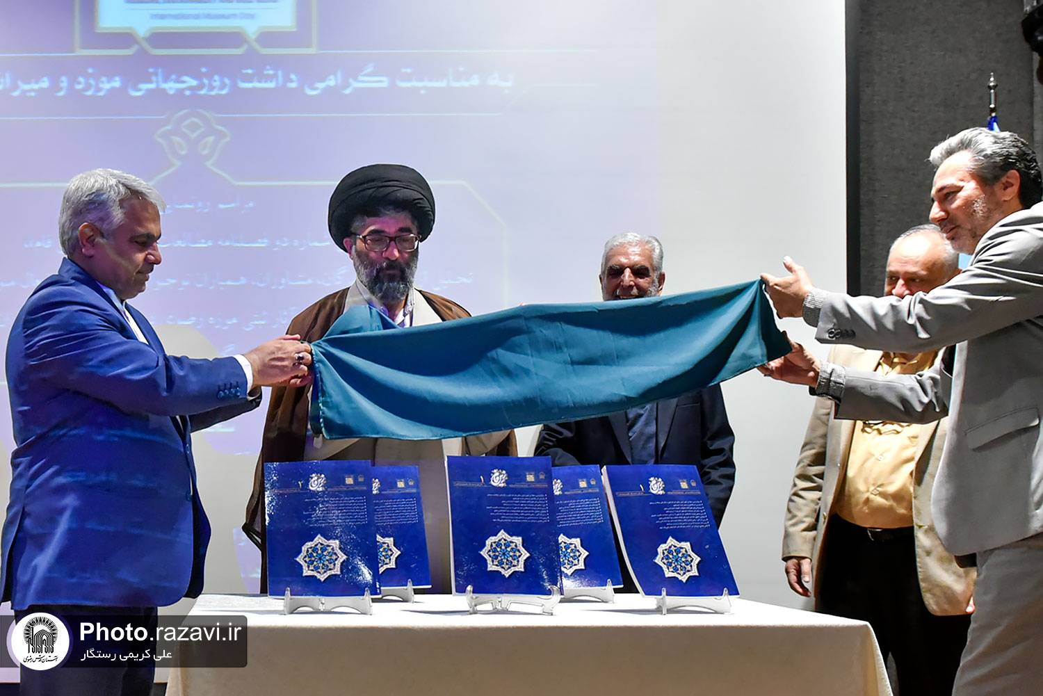 نشریه زرین فام، دوفصلنامه مطالعاتی موزه‌ای به صاحب امتیازی سازمان کتابخانه‌ها، موزه‌ها و مرکز اسناد آستان قدس رضوی در روزجهانی میراث فرهنگی رونمایی شد. 