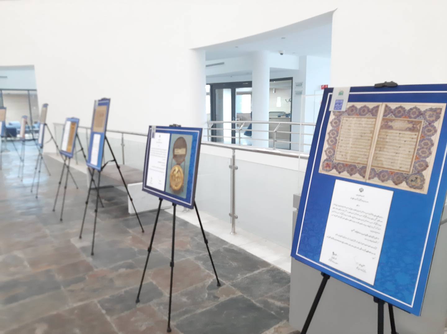 تصاویر ۳۲ اثر از آثار ثبت شده در فهرست آثار ملی موزه رضوی در موزه بز۰رگ خراسان به نمایش گذاشته شد.