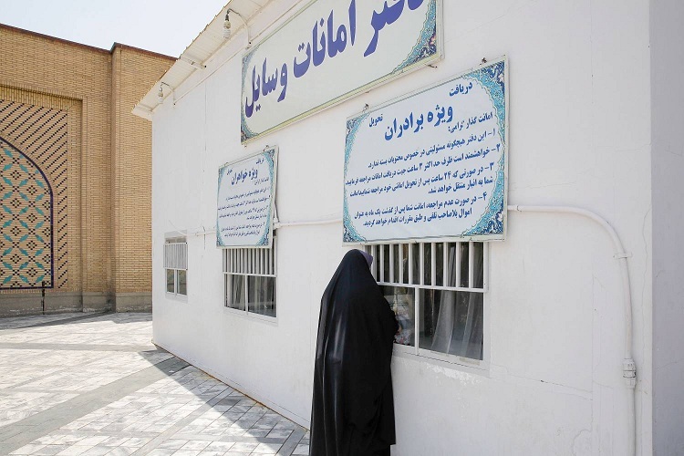 به مناسبت دهه کرامت، ظرفیت دفاتر بخش امانات نقدی و اشیای ارزشمند حرم مطهر رضوی با افزایش تعداد قفسه‌ها افزایش یافت.