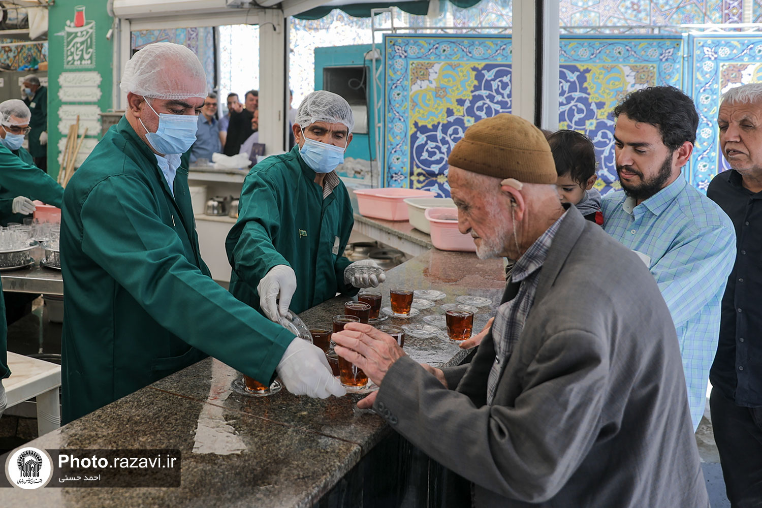 همزمان با دهه کرامت، روزانه 150 هزار لیوان چای متبرک در چایخانه‌های حرم مطهر رضوی با استفاده از ظرفیت موکب‌ها و خادمیاران بین شیفتگان شمس الشموس(ع) توزیع می‌شود. 