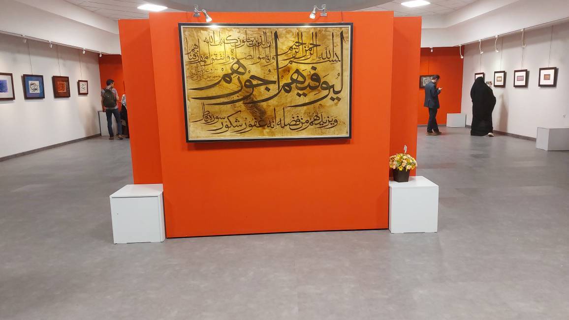 در آستانه آغاز دهه کرامت، نمایشگاه خوشنویسی از آثار محسن توسلی و علی‌اکبر رضوانی؛ دو استاد و هنرمند برجسته مشهدی با عنوان «سطر-سیاه‌مشق» در نگارخانه رضوان این شهرمقدس برپا شد.