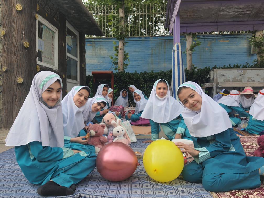 «شما از حضرت معصومه(س) چه می‌دانید؟ یکی گفت: دختر حضرت موسی بن جعفر(س) هستند. یکی گفت، خواهر امام رضا(ع) بودند. دوستش ادامه داد، از مدینه به خاطر دیدن برادر به سمت ایران و توس آمدند. «از ویژگی‌های شخصیتی خود حضرت معصومه(س) چه می‌دانید؟» یکی از آن وسط گفت: مثل حضرت فاطمه(س) دختر خوبی برای پدر و خواهری مهربان برای برادرش بود. او بهترین دختر بود.