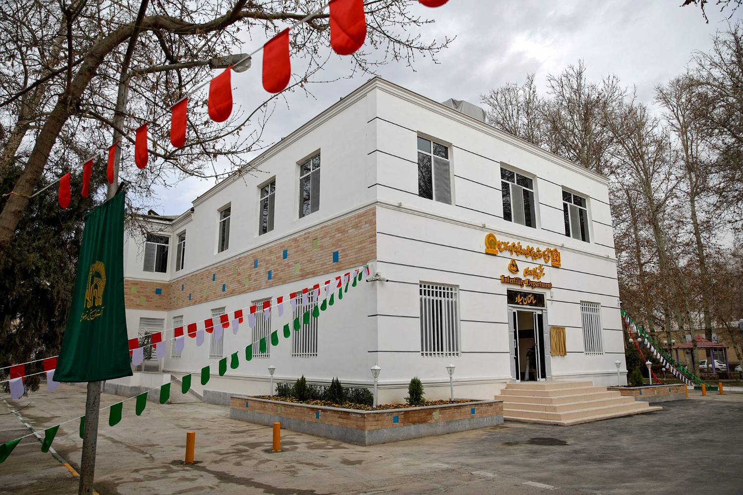 اینکه ایران اسلامی باید جوان بماند و کانون خانواده، گرم‌ترین و مطمئن‌ترین پناه برای همه مردم آن باشد، آرمان و هدفی است دست‌یافتنی که آستان قدس رضوی، با وجود نداشتن مسئولیت اجرایی در این حوزه، به دلیل مسئولیت اجتماعی و فرهنگی خود، برای تحقق آن، اقدامات و خدمات گسترده‌ای را برنامه‌ریزی کرده و در کنار نهادهای متولی بوده است. 