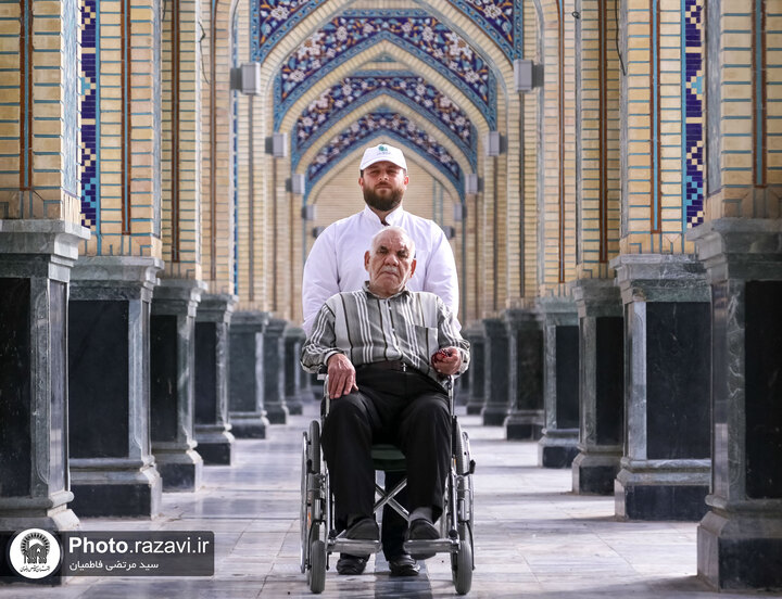 عکس با کیفیت : خدمت ویلچر در حرم مطهر رضوی