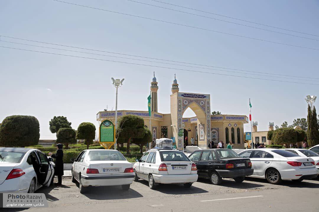 با فرارسیدن عید سعید فطر و تعطیلات رسمی، مراکز اسکان و پذیرایی از زائران آستان قدس رضوی در زائرشهر، زائرسراها و مجتمع‌های بین‌راهی با ظرفیت کامل به خدمت‌رسانی مشغول هستند.