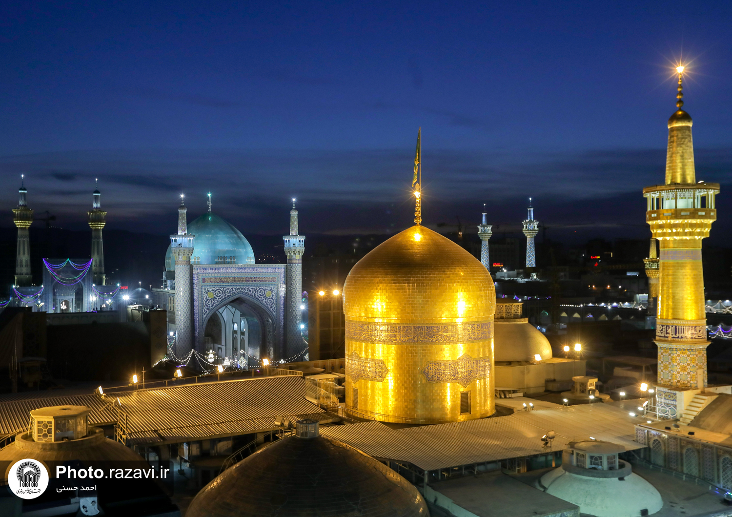 غلامرضا بنی اسدی / حرم به مثابه یک کانونِ نور. این اولین گذاره ای است که از ذهنم می گذرد و قتی تصاویر نماز عید فطر حرم را می بینم. تصاویری که مشابه آن را در شب های قدر هم مکرر دیدیم. عکس هایی که برهانِ قاطع شدند در ماجه با کسانی که پرچم نگاه مذهبی را ناافراشته می پنداشتند.