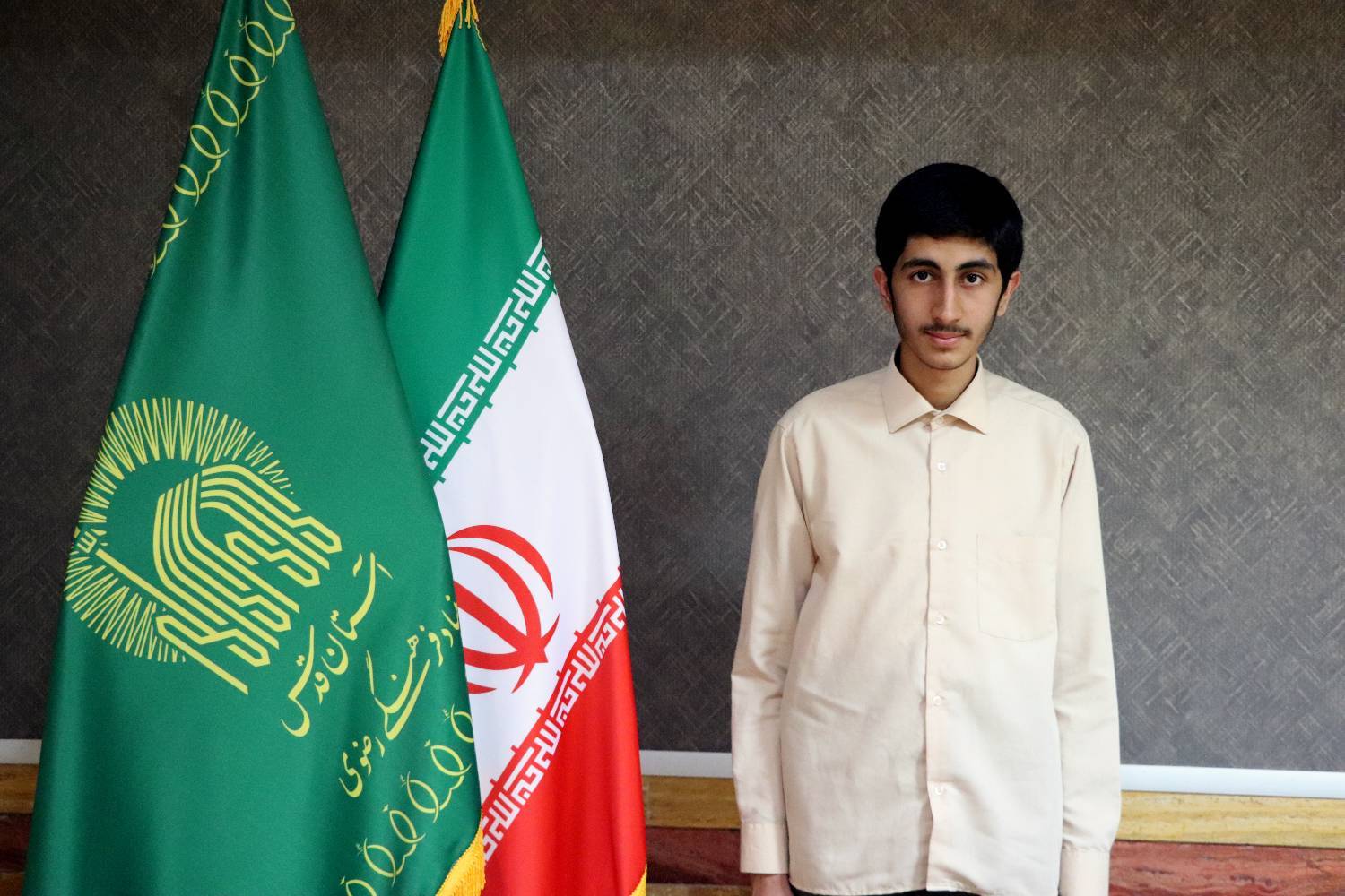 در متوسطه دوره اول، در ریاضی بسیار مستعد و دانش آموز استعدادهای درخشان بود ولی برای دنبال کردن دغدغه‌مندی و هدف‌ دنباله‌دار خود پا به دبیرستان علوم و معارف اسلامی امام رضا(ع) گذاشت. 