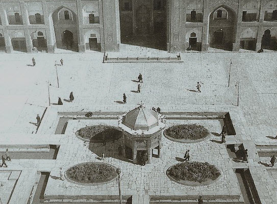 سقاخانه جدید سلطانی که به نام سقاخانه نادری و سقاخانه اسماعیل طلا معروف است از سقاخانه‌های مشهور ایران است که هنوز هم در صحن انقلاب(عتیق)وجود دارد و به فرمان نادرشاه افشار ساخته شده و به همین نام معروف شده است. 