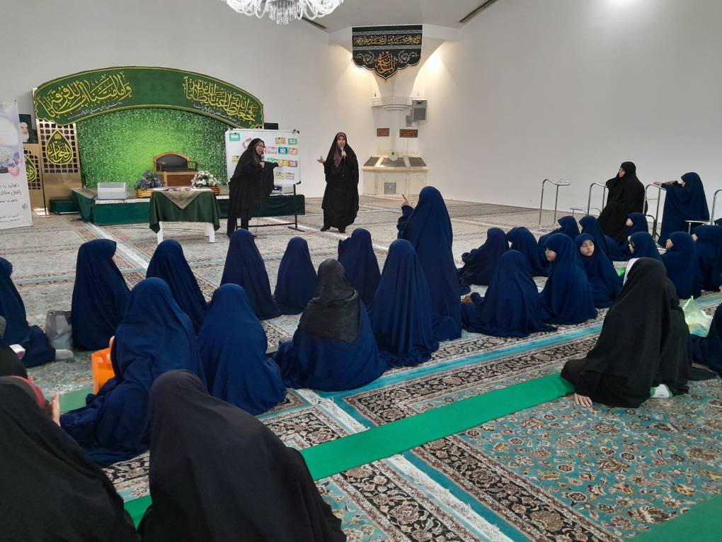 محفل قرآنی «رضوانیه» ویژه دختران دانش‌آموز مشهدی در جوار حرم مطهر رضوی برگزار شد. 