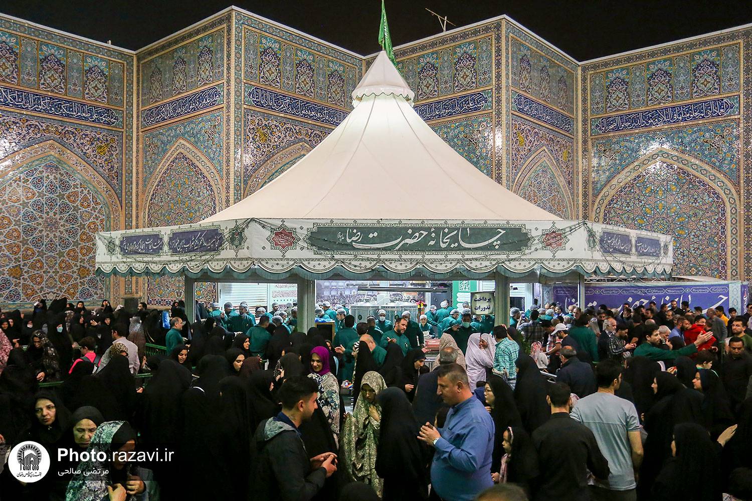 بارگاه ملکوتی رضوی هر ساله میزبان میلیون‌ها زائری است که دل در گروی محبت حضرت دوست دارند و به عشق زیارت این قطعه بهشتی از گوشه و کنار دنیا به مشهدالرضا(ع) مشرف می‌شوند. در این میان، خادمان مخلص آستان قدس رضوی در بخش‌های مختلف نیز به صورت شبانه‌روزی آماده میزبانی شایسته از این خیل پرشور دلدادگان انیس النفوس(ع) هستند چنان‌که زائران می‌توانند در اولین لحظه ورودشان به دوربرگردان‌های حرم مطهر، شوق…