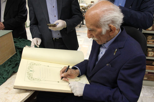 استاد غلامحسین امیرخانی پدر هنر خوشنویسی معاصر ایران و رئیس شورای عالی انجمن خوشنویسان با همراهی جمعی از اساتید به نام هنر خوشنویسی کشور از مرکز نسخ خطی کتابخانه مرکزی رضوی بازدید کرد.